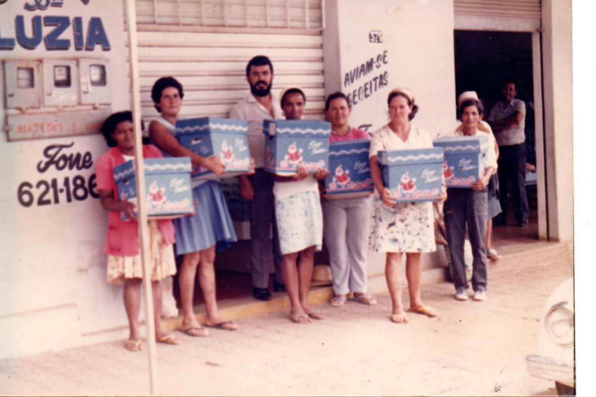 Equipe da Ótica Santa Luzia em 1986, em frente à primeira loja