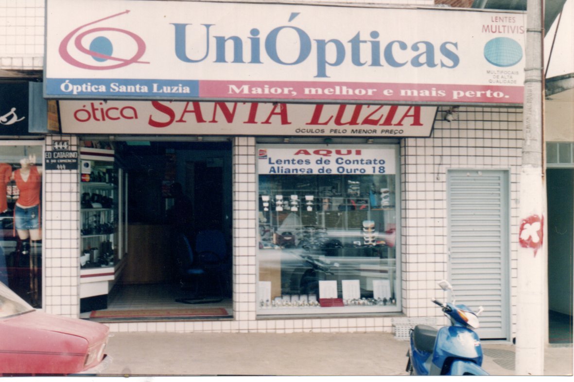 Fachada com a nova marca UniÓpticas em 1996